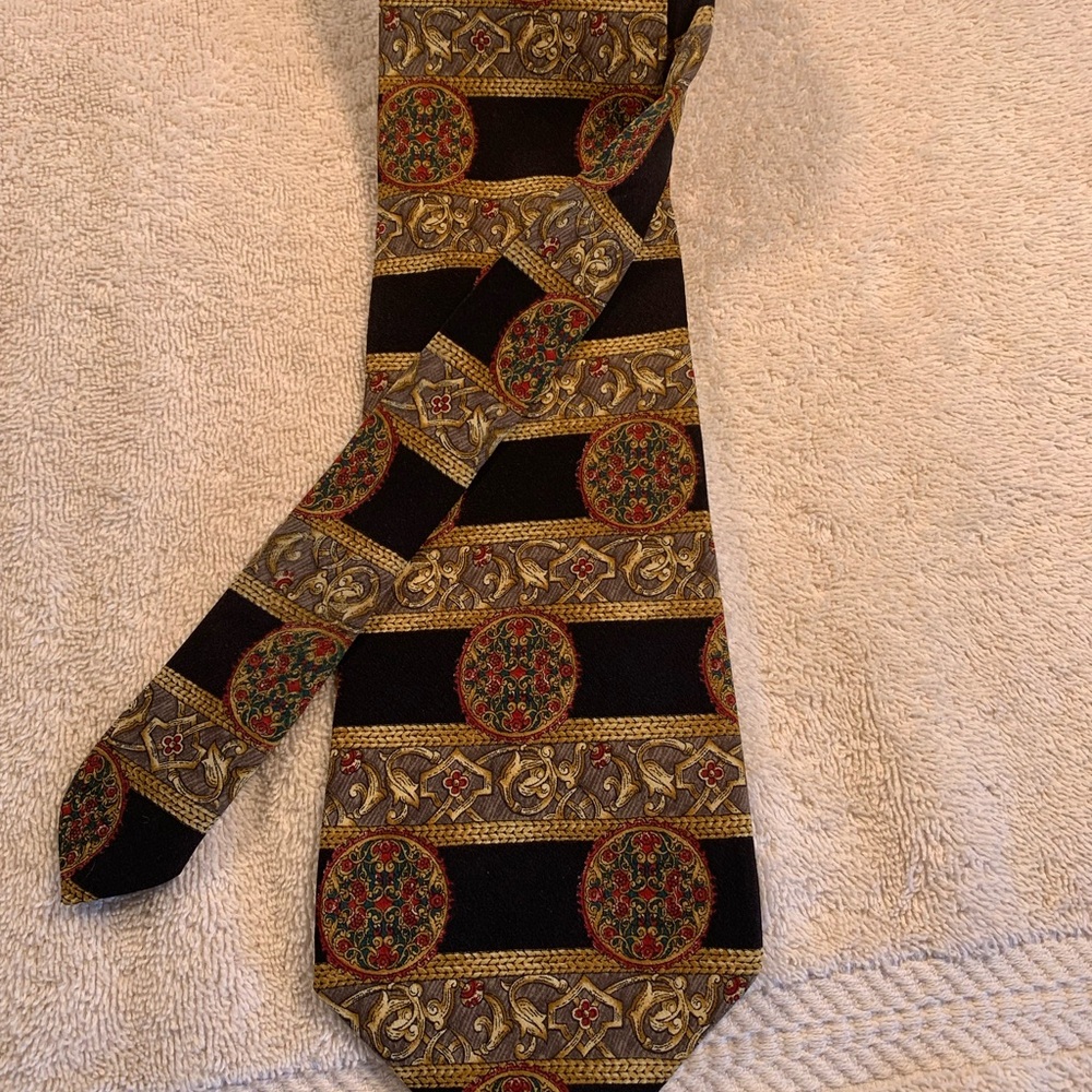 Elegant Black and Gold Patterned Tie